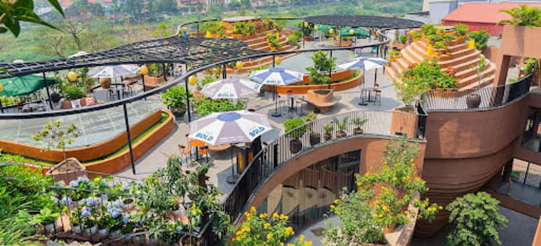 Bảo tàng gốm Bát Tràng là nơi lưu giữ và phát triển những giá trị văn hóa tốt đẹp của làng gốm Bát Tràng. Nơi đây cũng trở thành điểm khám phá và check in cực hot được giới trẻ săn đón.