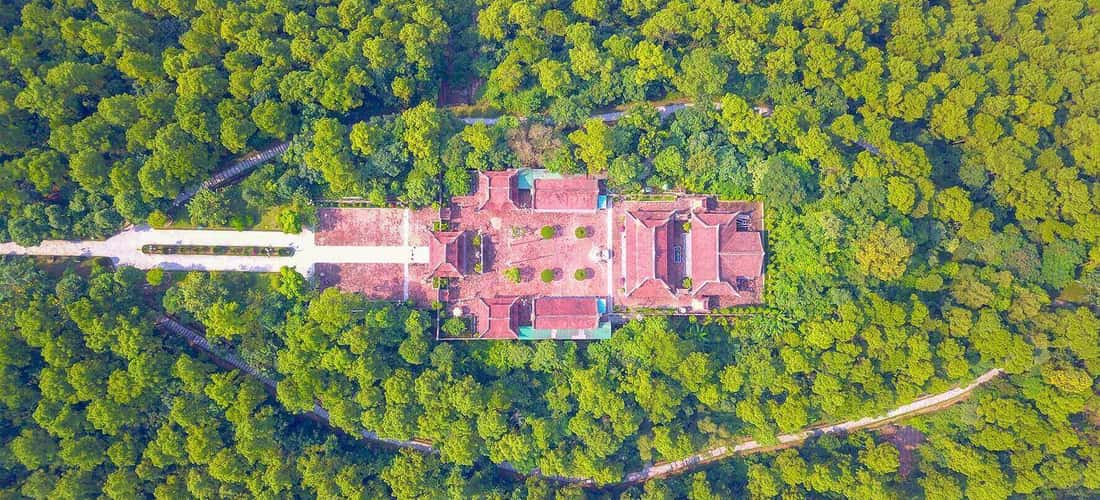 为了记住Nguyen Hue-Quang Trung Bloth英雄的伟大优点,政府允许Nghe An和Vinh City在Dung Quyet Mountain上建造一座国王Quang Trung庙。