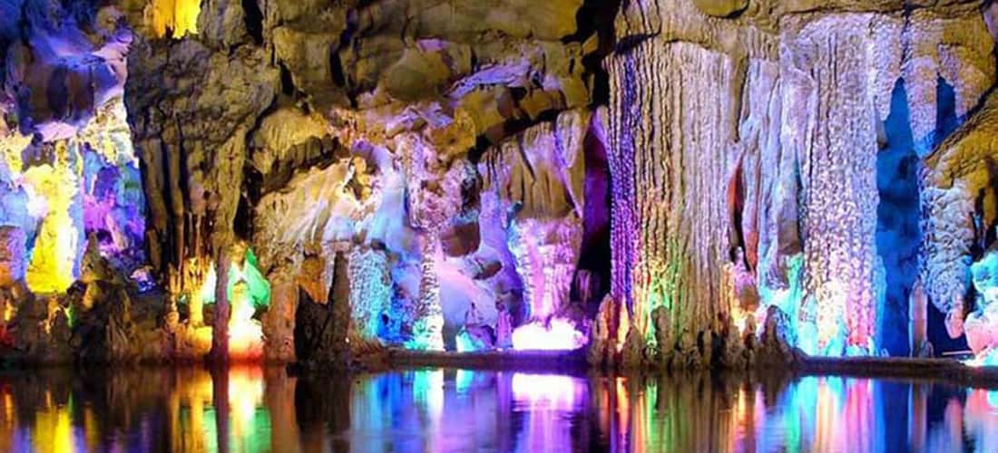 Ninh Binh的Van Trinh Cave是一个大洞穴,可以归类为Ninh Binh中最美丽的类型。