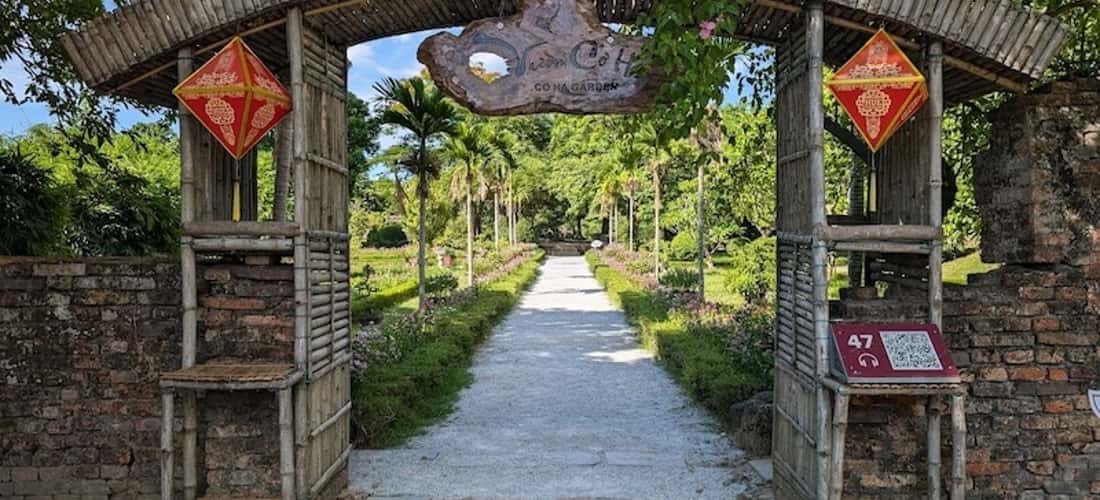 Vườn Thiệu Phương là địa điểm lý tưởng để bạn lưu giữ lại những khoảnh khắc đẹp với không gian cổ kính và thơ mộng.