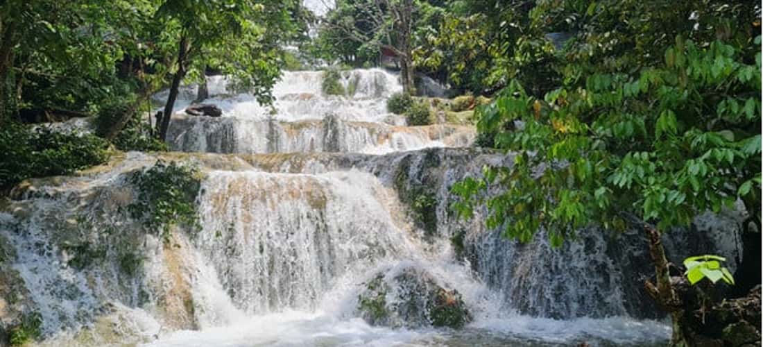 Từng dòng nước tung bọt trắng xóa chảy qua các tầng thác.