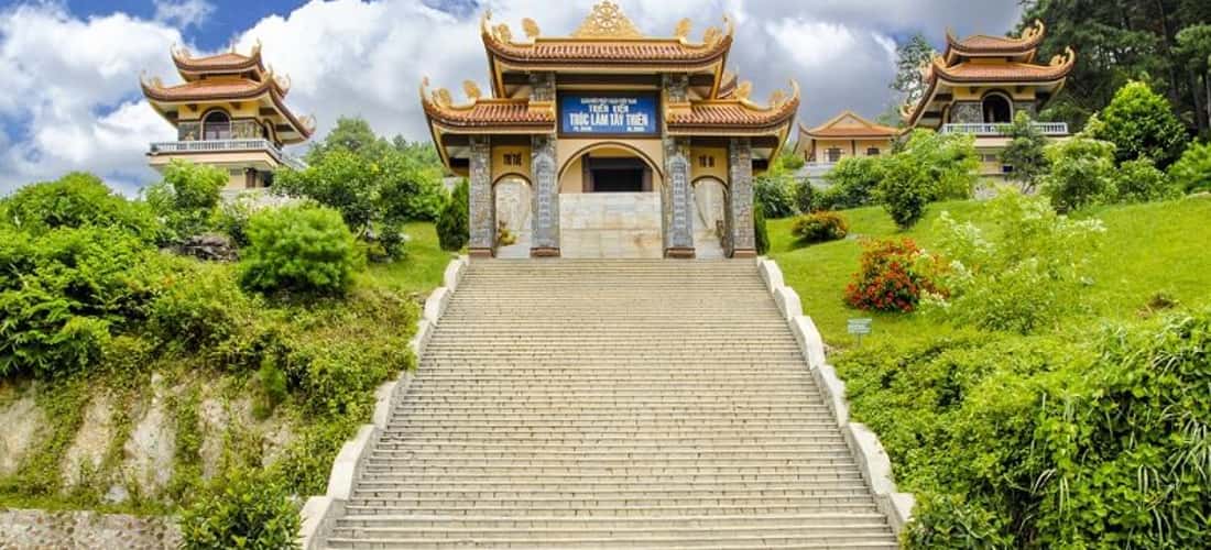 该寺位于海拔约300m的山上。
