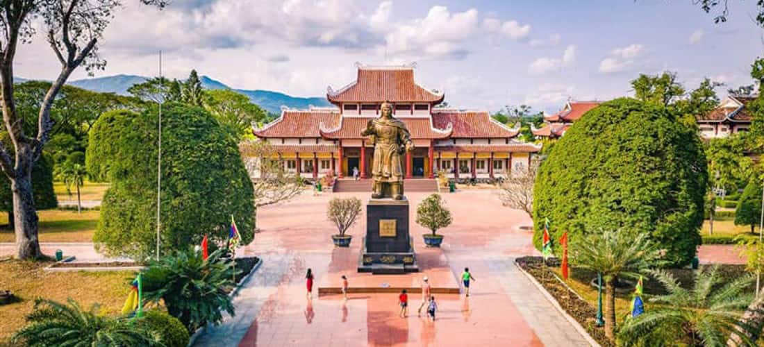 光中博物馆因其历史和文化价值而吸引游客