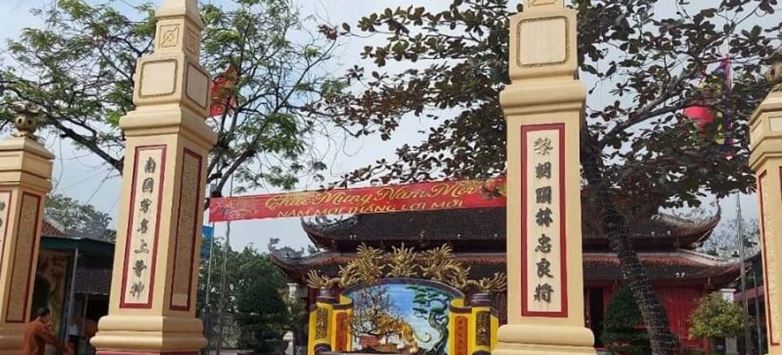 Tham quan công trình kiến trúc của đền.