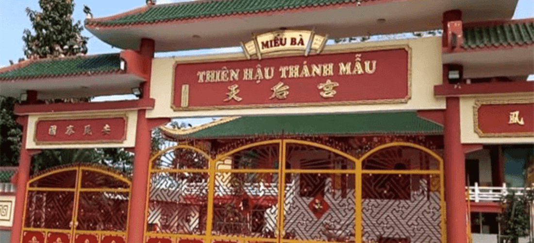 Ngôi chùa này được nhiều người đến thăm vì sự linh thiêng và yên bình của nó