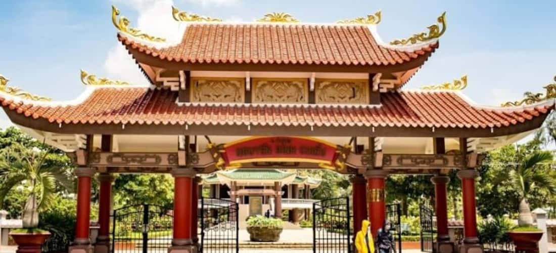 Cổng tam quan tại khu lăng mộ và nhà lưu niệm Nguyễn Đình Chiểu