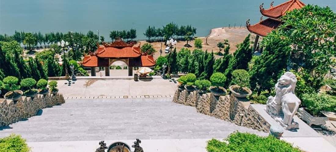 Từ đây bạn có thể nhìn thẳng ra Vịnh Bái Tử Long non nước hữu tình