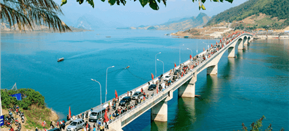 Ngày hội bên Cầu Pá Uôn
