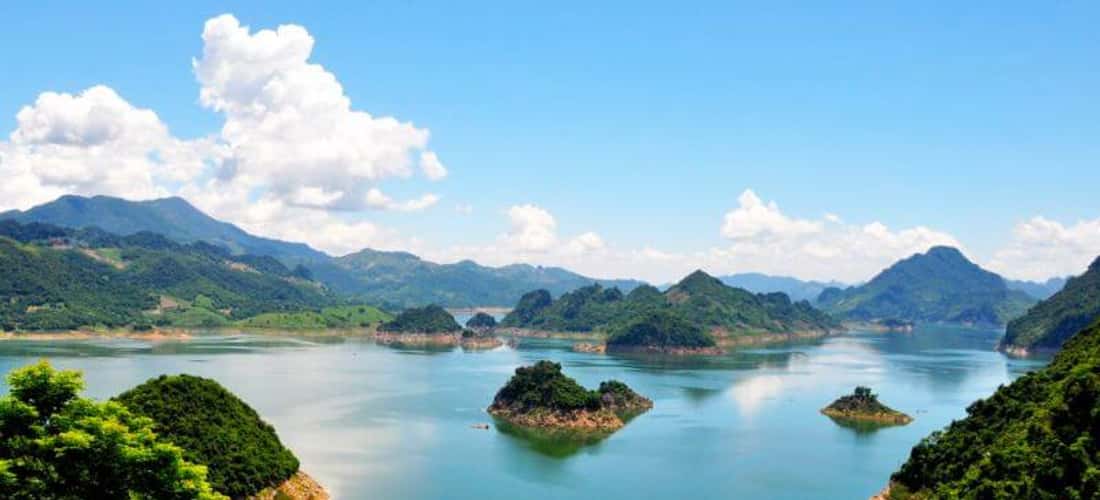 从高空俯瞰,湖水碧绿,数百个大大小小的岛屿被白云环绕。