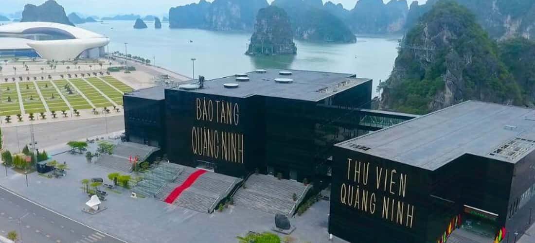 Công trình kiến trúc bảo tàng Quảng Ninh được chụp từ xa.
