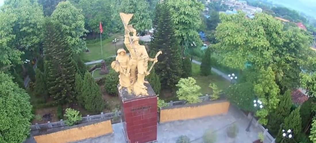 Từ xa bạn đã có thể nhìn thấy tượng đài siêu lớn mô phỏng