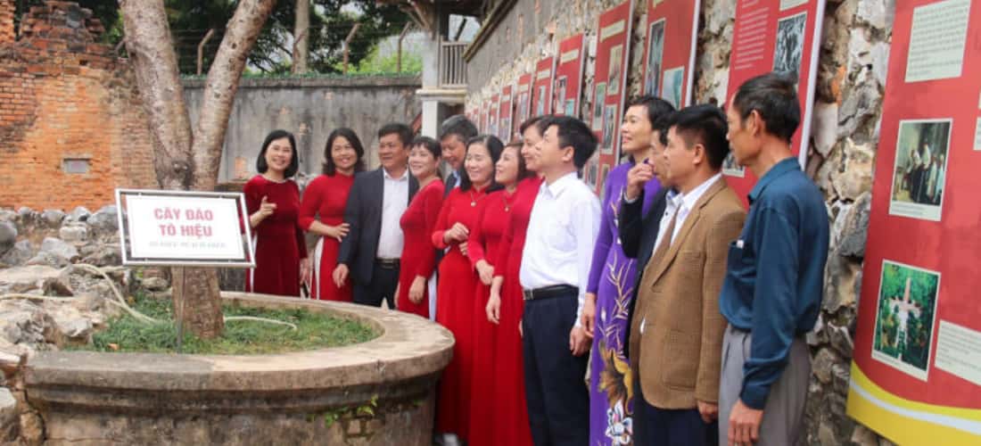 Các du khách tham quan Di tích Quốc gia đặ biệt Nhà tù Sơn La