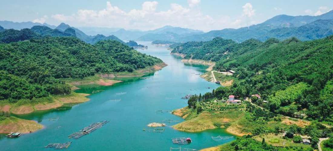 游客常选择5月至10月前往和平湖,此时湖水清澈,气候凉爽。