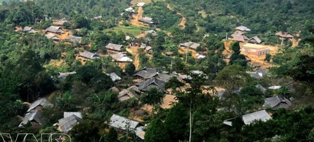 Bản Áng hiện lên với những ngôi nhà sàn truyền thống ẩn hiện bên tán cây xanh tươi.