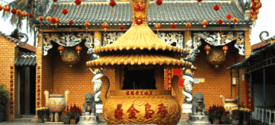 Lư hương trước nơi thờ phụng được điêu khắc chạm trổ với những đường nét rất tinh xảo