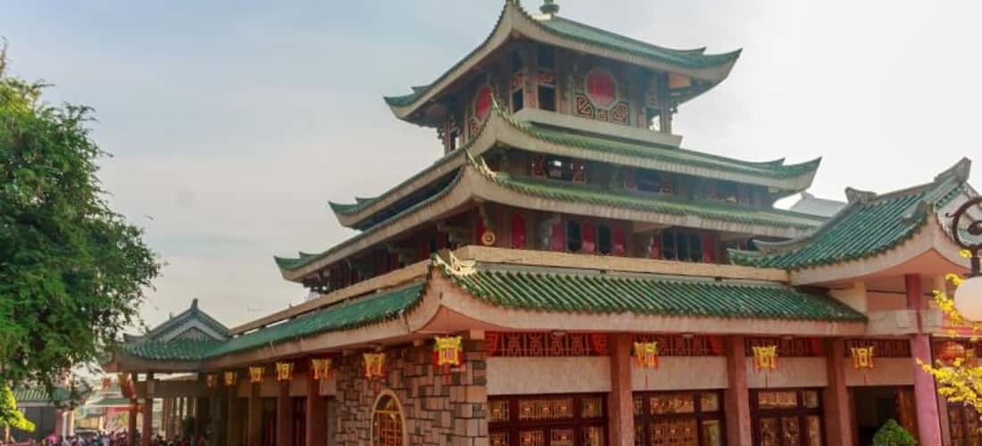 三山巴蔡徐寺 (Ba Chua Xu Temple) 以其神圣和圆满而闻名