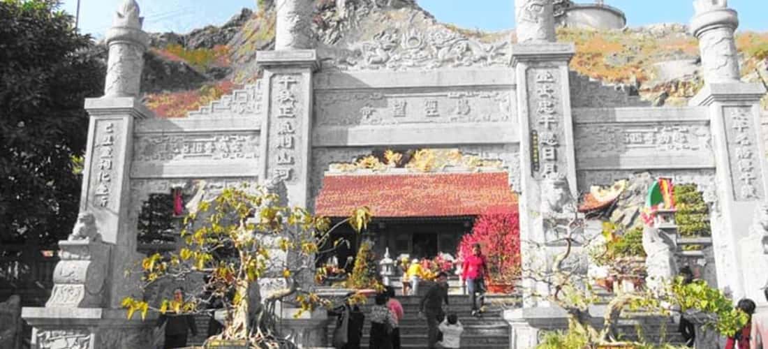 Bach Dang Giang 内的大部分建筑物都是用石头建造的