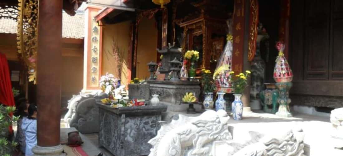 寺庙两侧为古屋式建筑，瓦顶木柱。