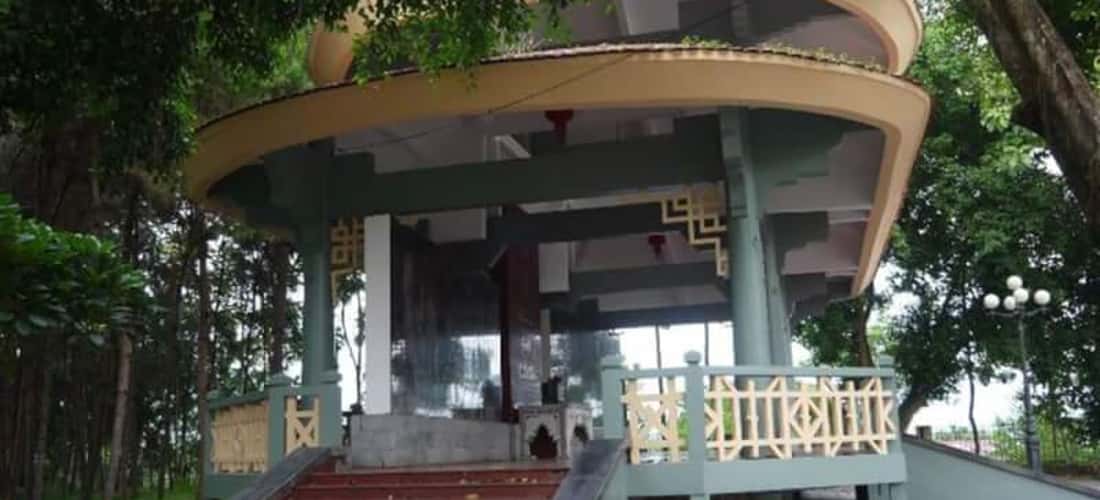 Nơi du khách dâng hương để thể hiện lòng thành kính dành cho những anh hùng nghĩa sĩ đã ngã xuống
