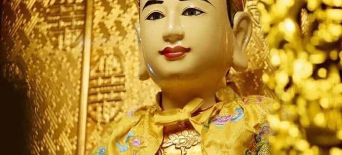 黄梅先生的肖像受到人们的崇拜。