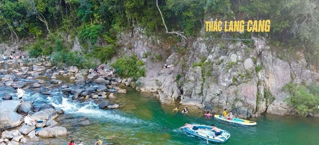 Trải nghiệm chèo thuyền trên hồ nước trong xanh hấp dẫn du khách khi đến Lang Cang