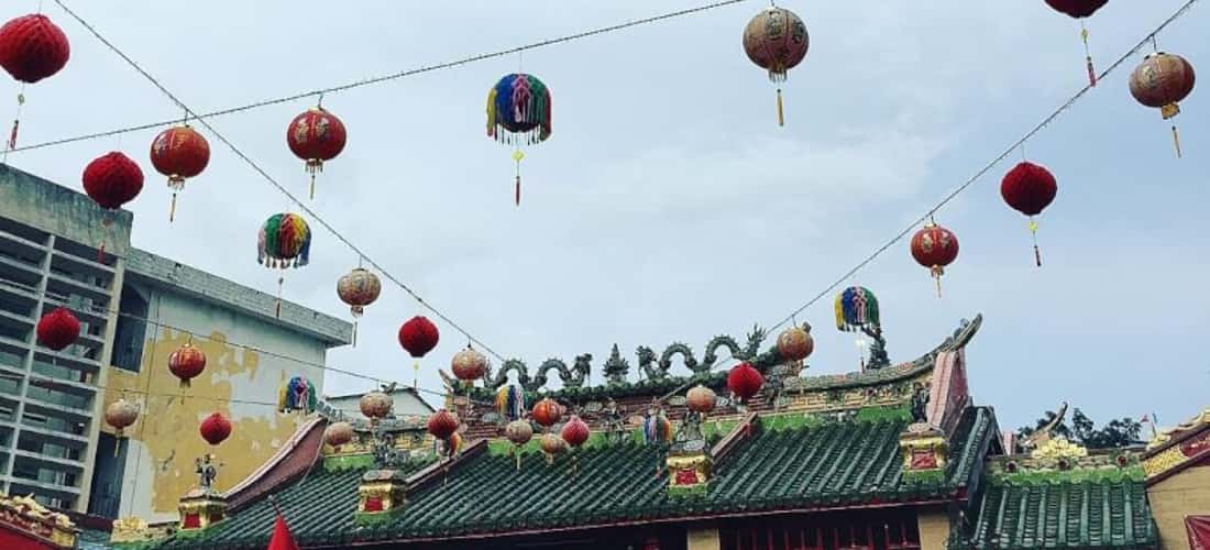 Những chiếc đèn lồng đỏ đặc trưng của người Hoa được treo khắp khuôn viên chùa