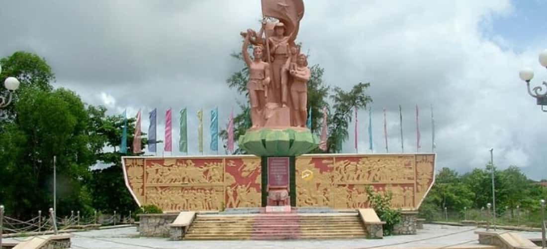 Tượng đài ở khu di tích