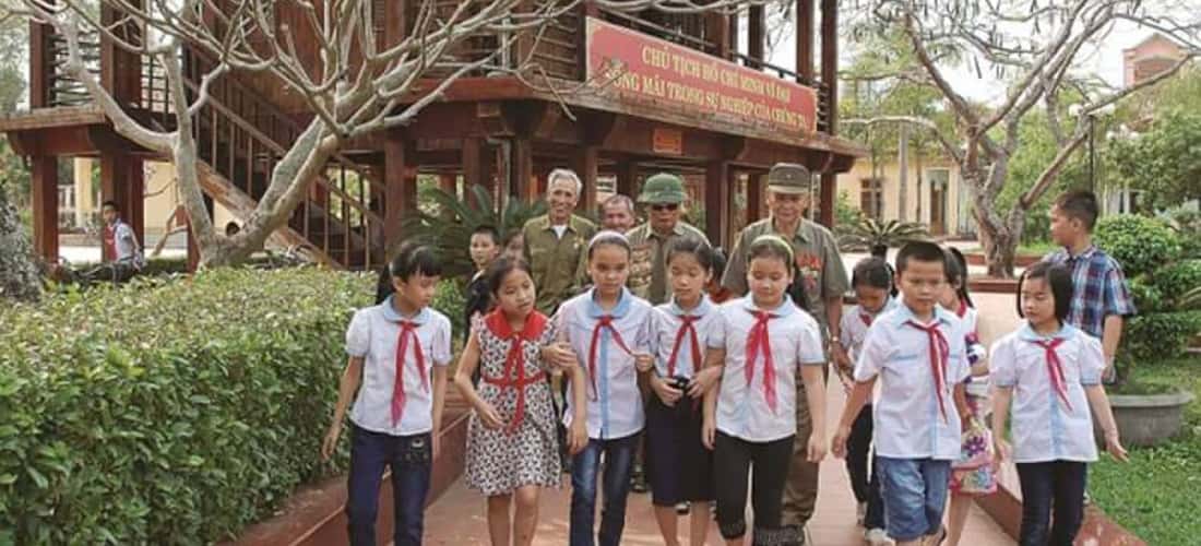 Những đoàn học sinh đến tham quan và gặp gỡ những chiến sĩ đã chiến đấu trong trận chiến Nghĩa Lộ