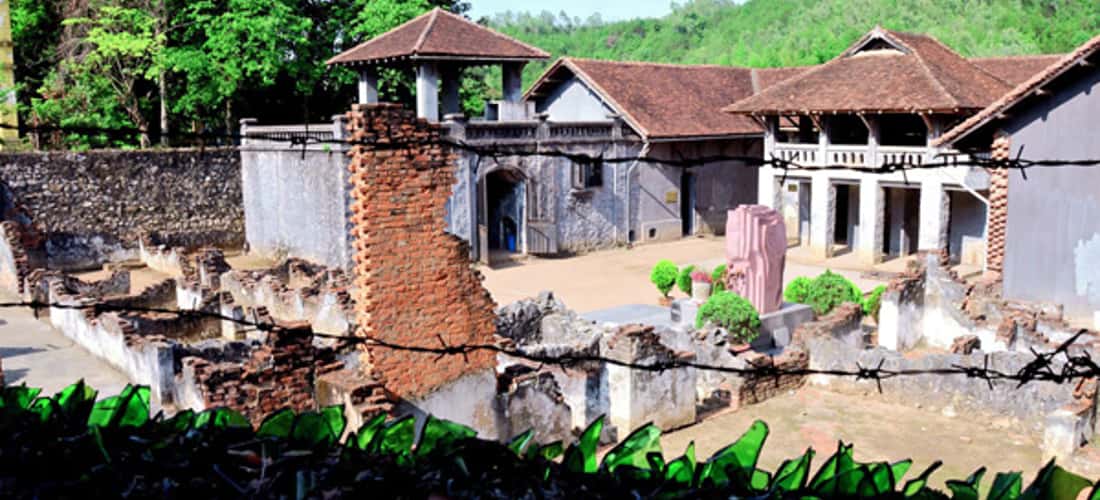 Nhà tù được bao bọc kín bằng dây thép gai và những mảng thủy tinh lởm chởm.