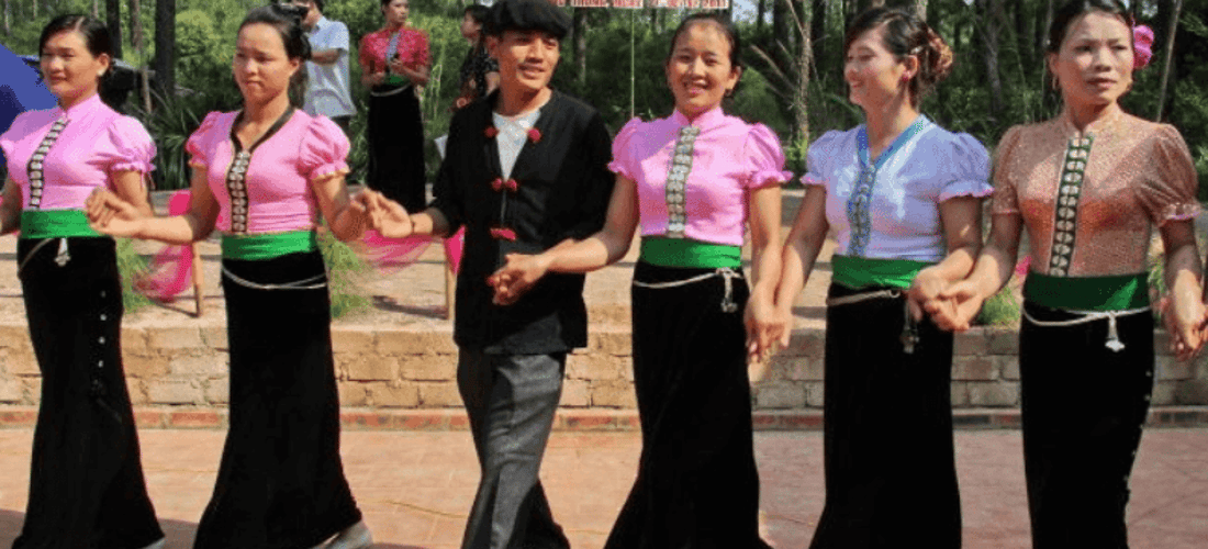 Trong lễ hội Hết Chá, mọi người cùng nhau nhảy múa, cầu mong vạn vật cỏ cây đâm chồi nảy lộc, vụ mới tốt tươi.