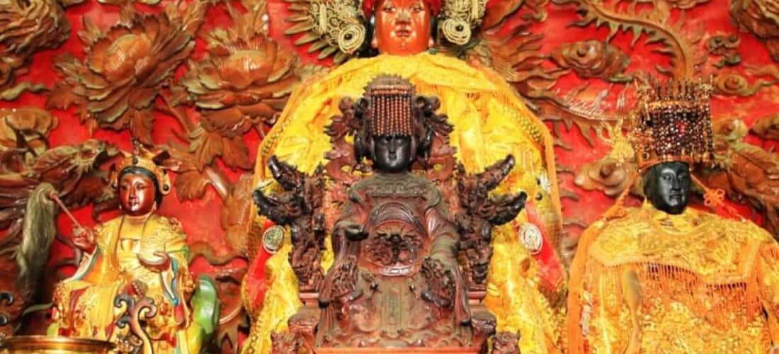 Tượng Thiên Hậu Thánh Mẫu vô cùng uy nghiêm và linh thiêng bên trong khu chánh điện
