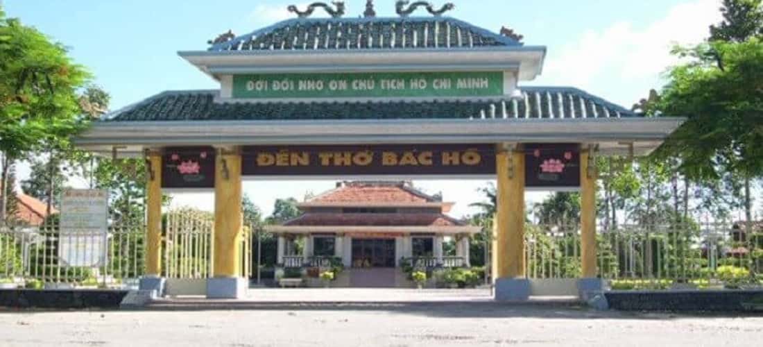 Đền thờ Bác Hồ một công trình tưởng niệm Bác; đồng thời là trung tâm văn hóa – thể thao của nhân dân trong vùng.