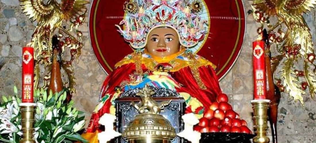 她的雕像雄伟而慈祥