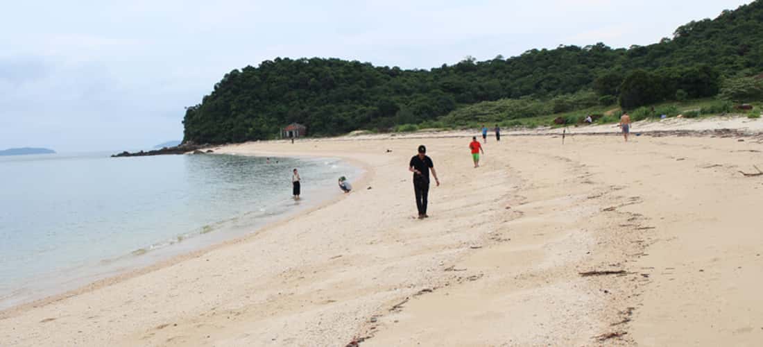 Bãi tắm trên đảo có hình cánh cung trải thảm cát trắng mịn.