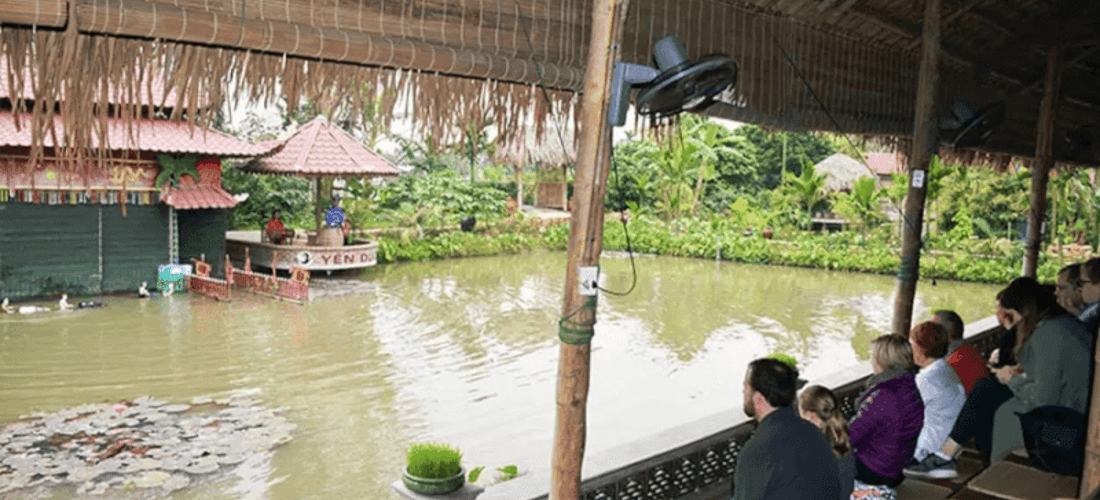 Du khách xem múa rối nước tại khu du lịch làng quê Yên Đức