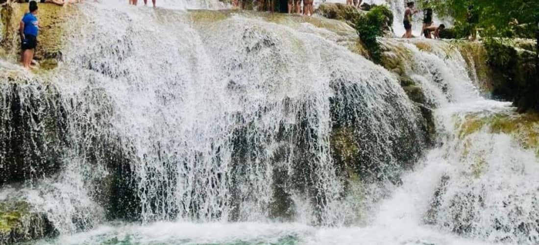 친구들과 함께 문 폭포(Moon Waterfall)에서 목욕하고 수영하도록 서로 초대하세요.