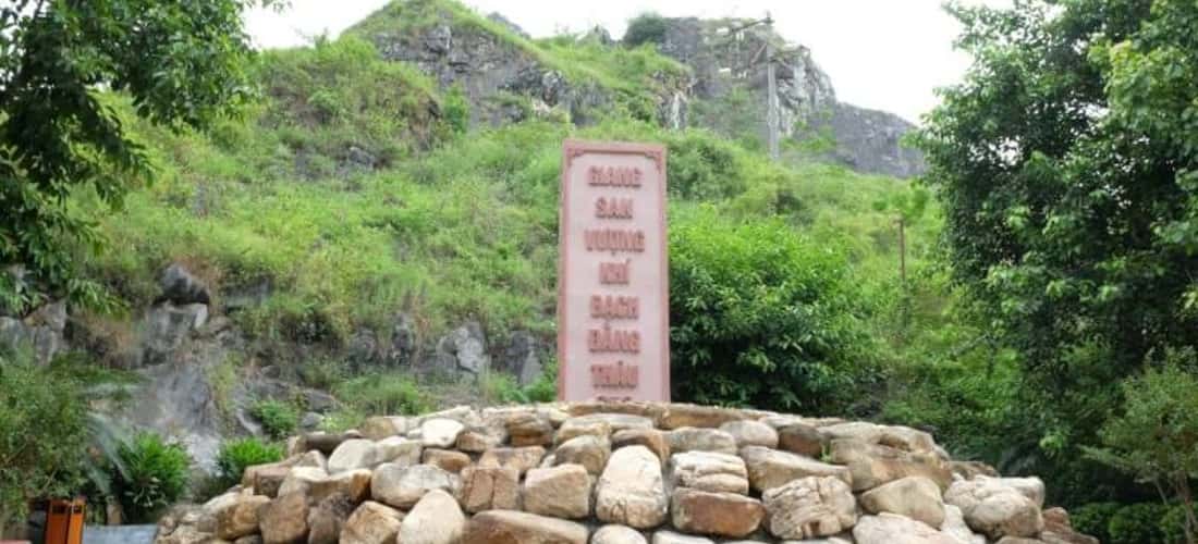 无论你走到哪里,只要呆在Bach Dang Giang的校园里,你都会很容易看到山、森林、绿树覆盖了整条路。