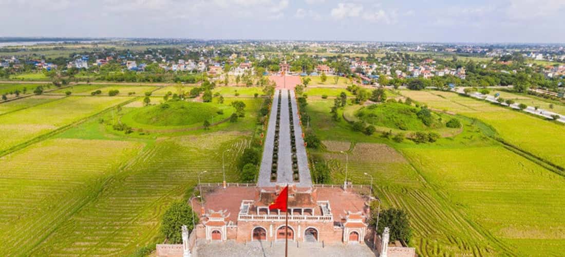 Khu lăng mộ và đền thờ các Vua Trần tọa lạc trên một cánh đồng rộng lớn thuộc làng Tam Đường