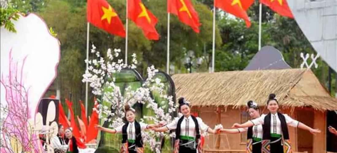 반꽃행렬축제는 이곳 민족의 정신과 문화를 표현하는 의식 중 하나이다.
