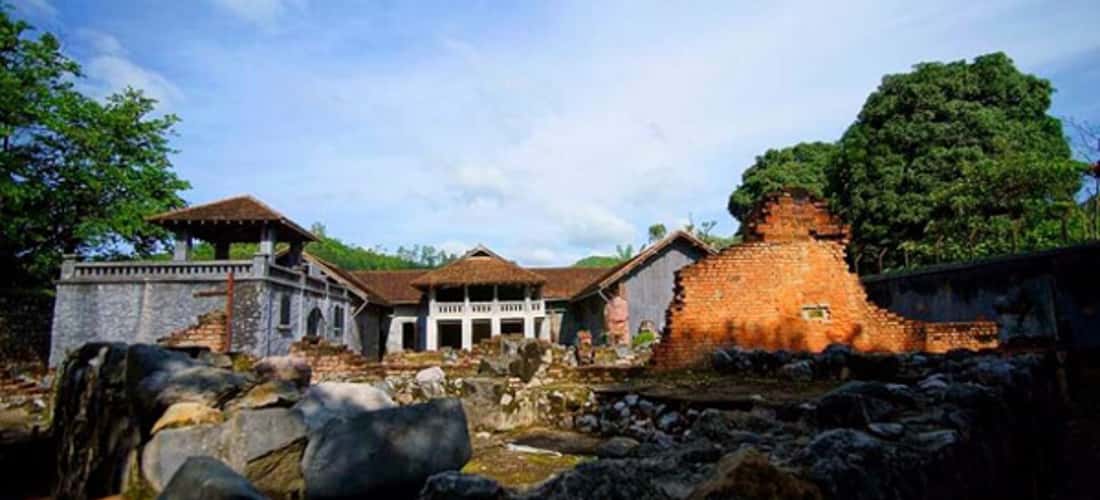 Nhà tù Sơn La đổ nát hoang tàn sau 2 lần bị Pháp và Mỹ ném bom.