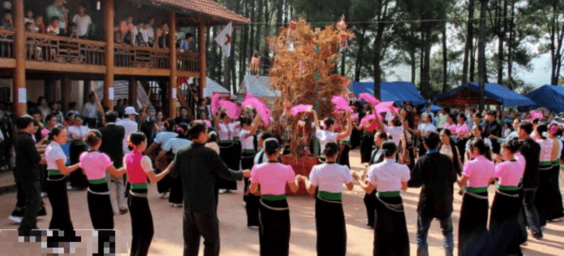 Lễ hội Hết Chá ở bản Áng rực rỡ sắc màu trang phục.