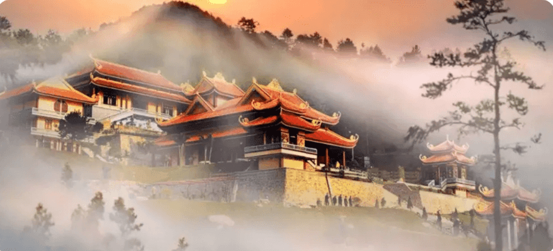晨露下的禅寺美景