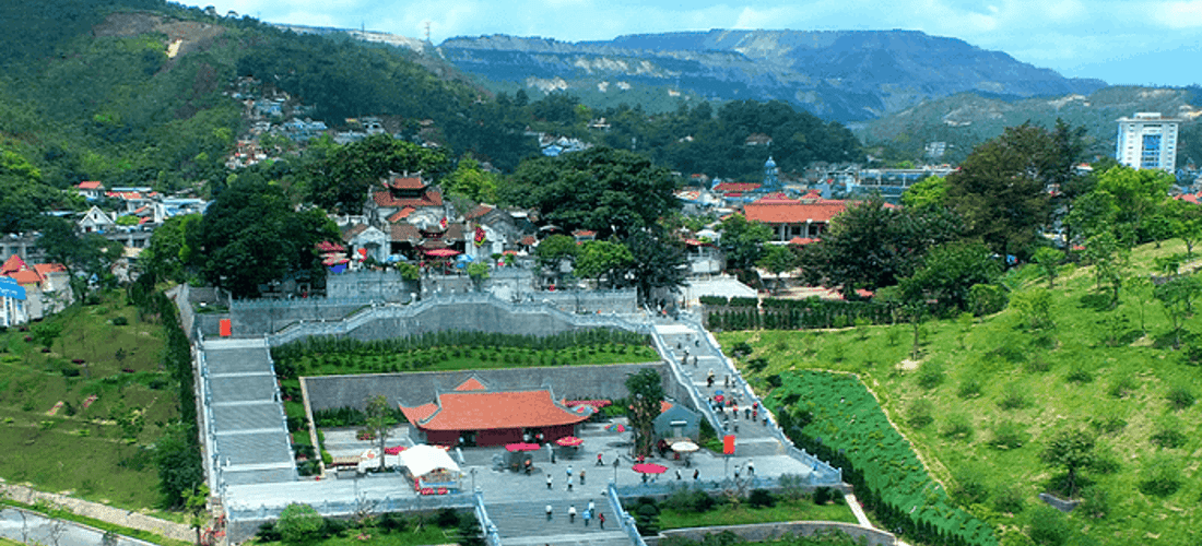 Đền Cửa Ông là địa điểm du lịch tâm linh được nhiều du khách ghé thăm