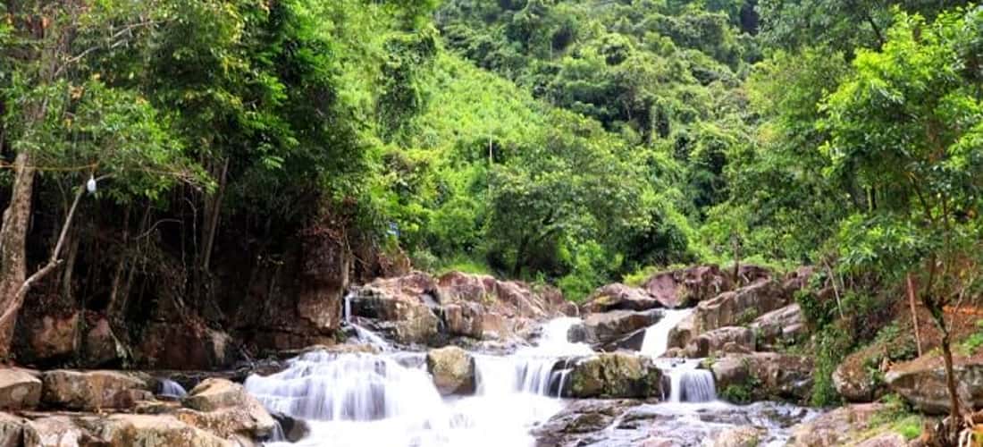 Thác Lang Cang Ba Chẽ có địa hình thoải, không dốc đứng như đa số các thác nước