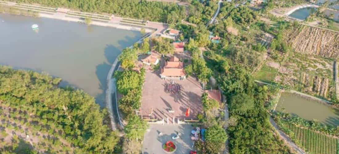 从上方观看 Bach Dang Giang 时，可以看到迷人的河流图像