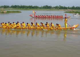 Tu Yen swimming festival