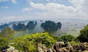 Tầm nhìn siêu đẹp từ núi Bài Thơ khiến du khách ngất ngây trước cảnh đẹp của vịnh Hạ Long.