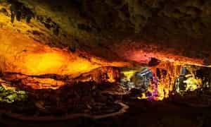 Khung cảnh bên trong hoang vừa huyền ảo, vừa mê hoặc với vô số nhũ đá muôn hình kỳ thú.
