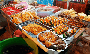 Khu ẩm thực tại chợ đêm bán vô vàn những món ăn thơm ngon và hấp dẫn.