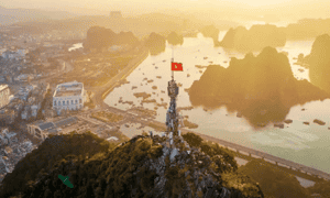 Cờ đỏ sao vàng tung bay giữa đất trời chính là minh chứng cho sự bất khuất của dân tộc ta